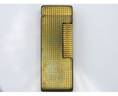 A vintage Dunhill hobnail 'Rollagas' lighter 