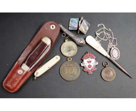 Group miscellaneous collectables including: 1945 'Victory' medallion, and 3 other medallions and enamel badges; 2 early  pock