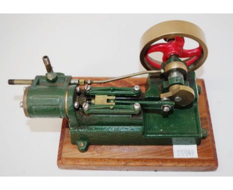 Good model single cylinder live steam engine with cast metal base and crankshaft operated slide valve, 17.5cm x 12cm, 8.5cm h