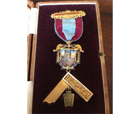 A Masonic Medal in 9ct gold and enamel Wor.Bro Tudor C Jones Ashlar Lodge No 186 (1938 - 1939) in original presentation box (