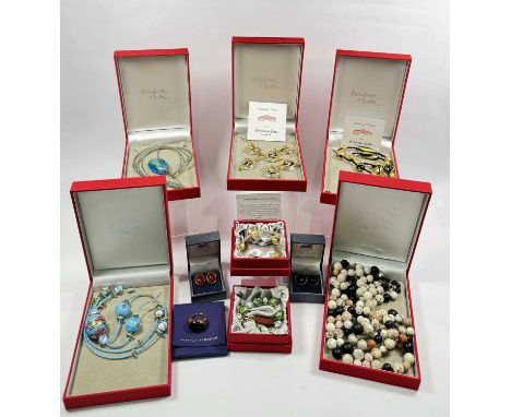 A selection of various jewellery items, to include a silver onxy cabochon ring, by Monica Viander, maker's marks and hallmark