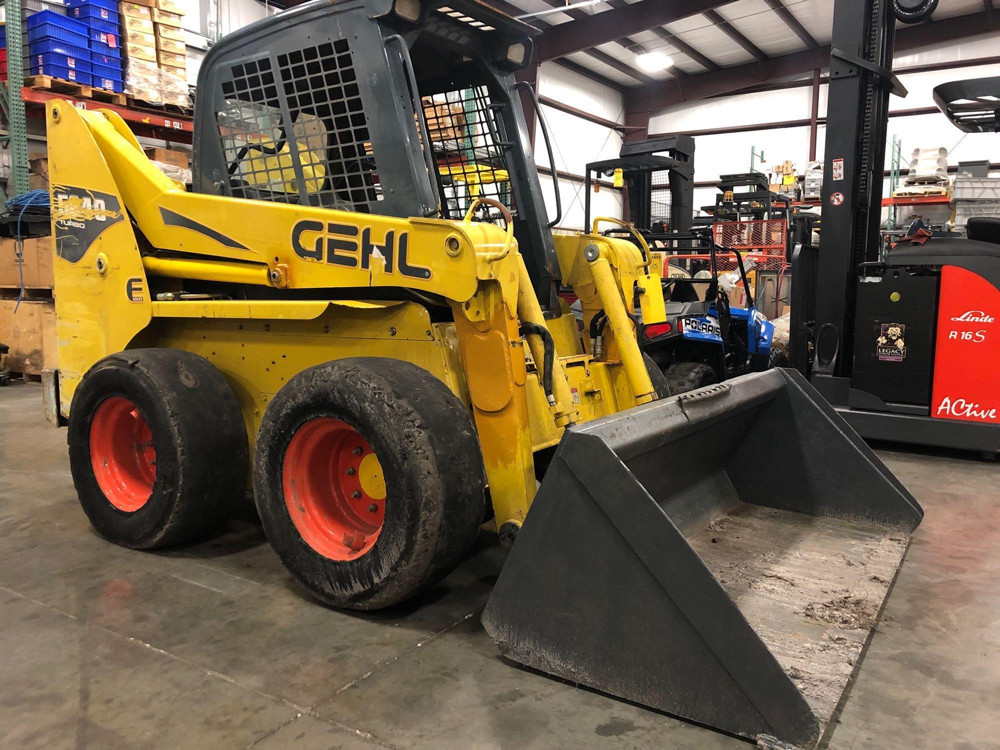 GEHL 5640 TURBO SKID STEER LOADER W/ BUCKET ATTACHMENT, SOLID TIRES, RUNS