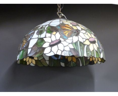 Tiffany-style glass lamp shade with butterfly decoration, 43cm diameter