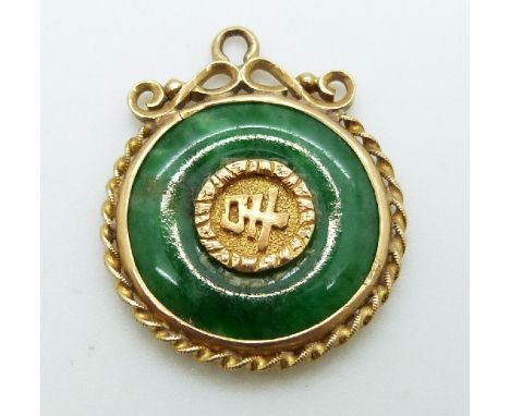 Chinese yellow metal pendant set with a jade disc with character decoration to the centre, 2cm diameter