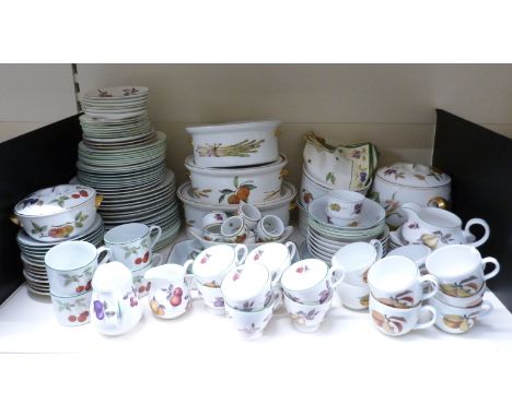 Royal Worcester Evesham and other similar dinner, tea and oven ware&nbsp;