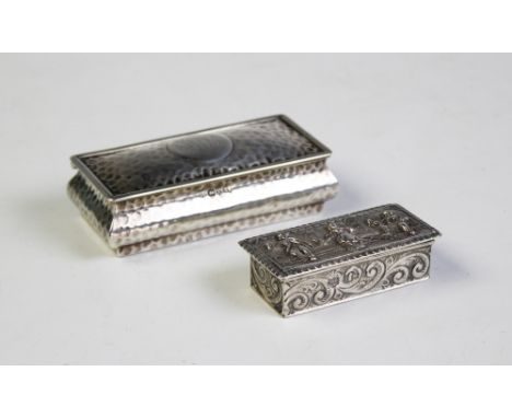 An Edwardian silver snuff box, Marston & Bayliss, Birmingham 1902, of rectangular form embossed with a pub scene, with hinged