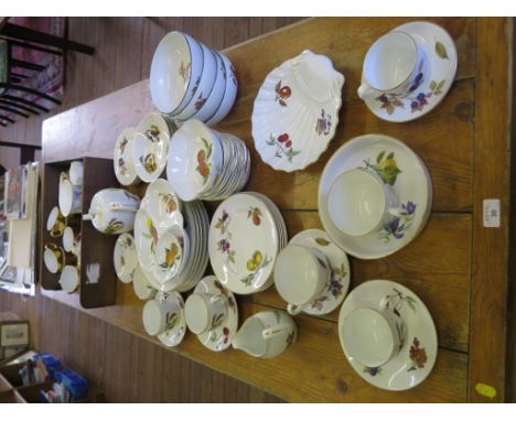 Various Royal Worcester Evesham pattern dinnerwares, including scallop shell dish, bowls, dinner plates and cups, other Royal