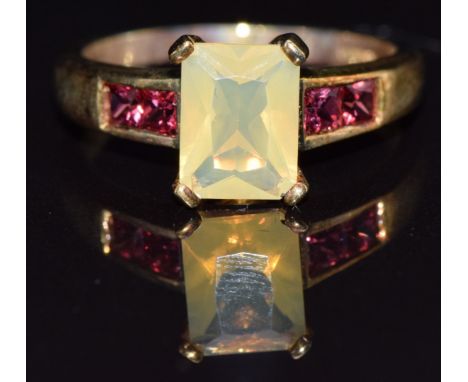 A 9k gold ring set with fire opal, size M, 3.2g&nbsp;