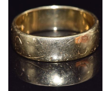 An 18ct gold wedding band/ ring, size M, 5.6g