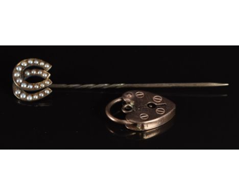 Edwardian 15ct gold stick pin in the form of two horseshoes set with seed pearls (1.4g) and a 9ct rose gold heart padlock (1.