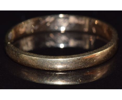 A 9ct gold wedding band/ ring, size Q, 2.1g