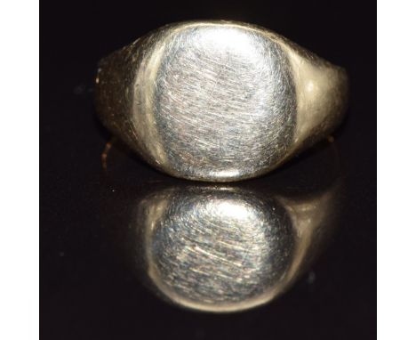 Yellow metal signet ring, size L/M, 4.6g&nbsp;
