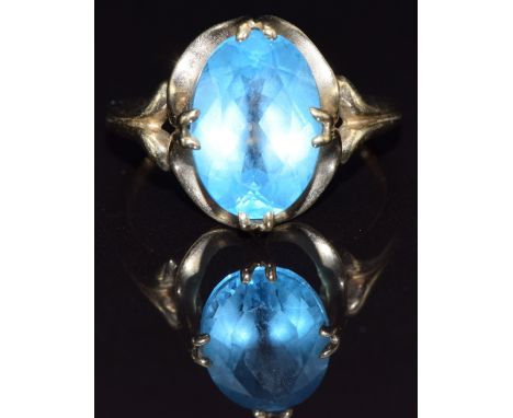 A 9k gold ring set with topaz, size R, 3.8g