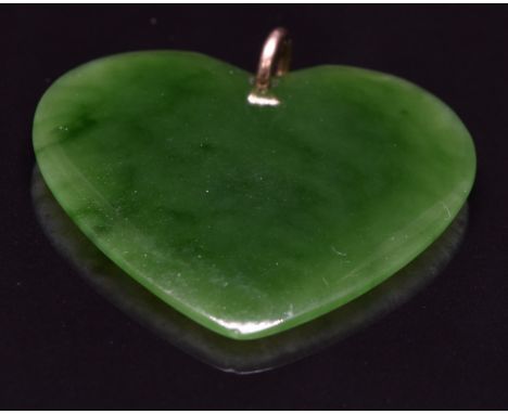 A nephrite jade pendant carved in a heart shape, 14.2g&nbsp;