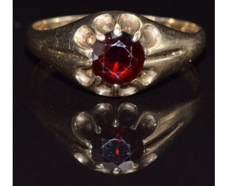 A 9ct gold ring set with a garnet, size S, 2.5g