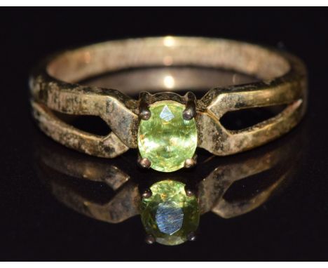 A 9k gold ring set with an oval cut sphene, size M, 2.4g