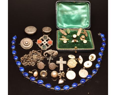 A collection of silver jewellery including Victorian brooch, Scottish agate brooch, button, necklace, Victorian earrings, cas