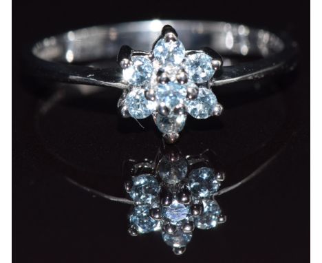 A 9k white gold ring set with topaz, size M, 1.8g