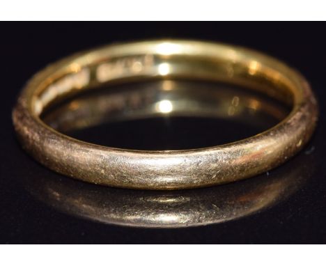 A 22ct gold wedding band/ ring, size O, 3.9g