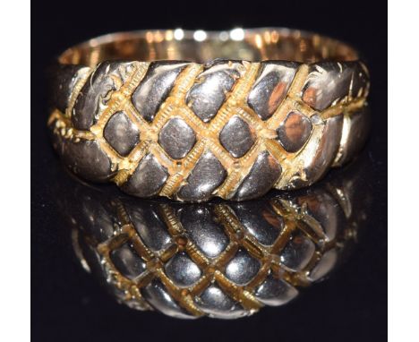 An 18ct gold keeper ring, c1900, size Q, 5.9g