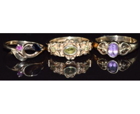 Three gold rings set with peridot, amethyst, sapphire &amp; ruby, size I, 6.7g