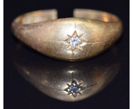 An 18ct gold ring set with a diamond in a star setting, 2.9g