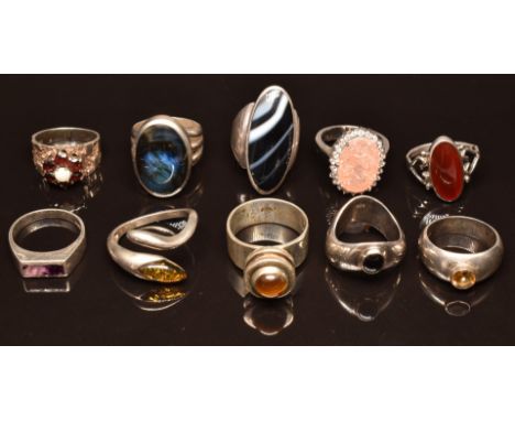 Ten silver rings set with opal and garnets, quartz, labadorite, pressed amber, tiger's eye, agate, etc&nbsp;