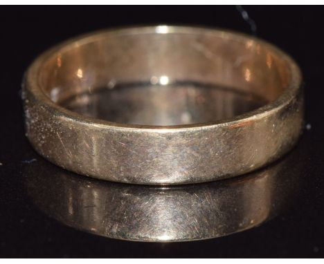 A 9ct gold wedding band/ ring, size J, 2.4g