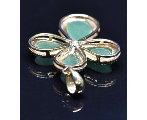 A 9k gold pendant set with jade cabochons, 3.3g&nbsp;