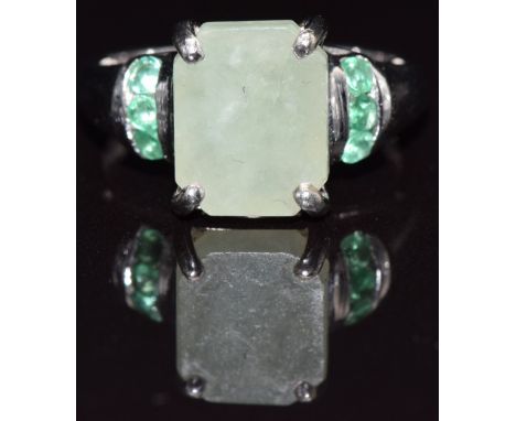 A 9ct white gold ring set with emeralds and&nbsp;chrysoprase, size J, 3.1g