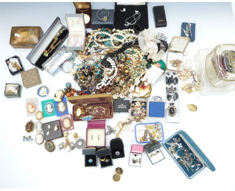 A&nbsp;large collection of costume jewellery including vintage brooches, amethyst and pearl necklace, necklaces, brooches etc