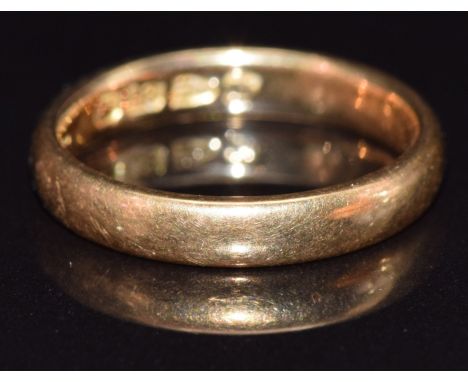 An 18ct gold wedding band/ ring, Chester 1895, size L, 4.1g&nbsp;