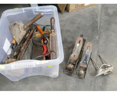 Box of woodworking tools, Stanley No 5 and Stanley No 4 wood planes, etc 