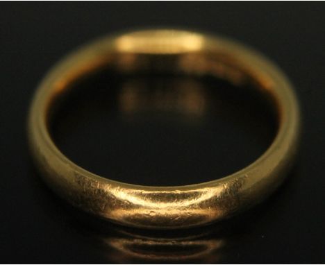 A hallmarked 22ct gold wedding band, wt. 4.90g, size K/L.  