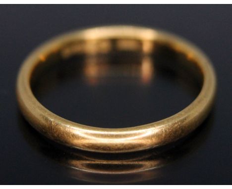 A hallmarked 22ct gold wedding band, wt. 3.34g, size K.  