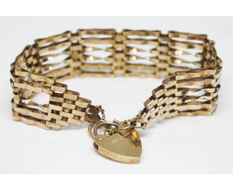 A hallmarked 9ct gold gate bracelet, length 16cm, wt. 15.26g.  