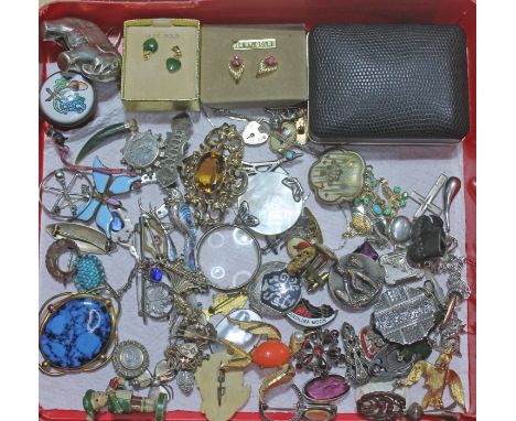 A mixed lot of mainly vintage and antique costume jewellery.  