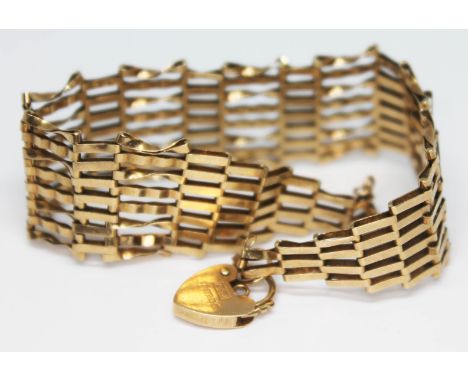 A hallmarked 9ct gold gate bracelet, length 17cm, wt. 7.93g.  