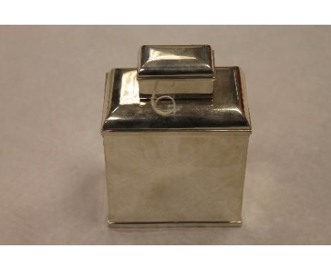 A silver tea caddy, London 1928, 11 cm, 5.3 oz. CONDITION REPORT: Good condition, mark a little rubbed to main body otherwise