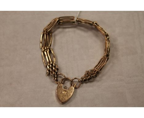 A 9ct gold gate bracelet with heart clasp, 13.4g. CONDITION REPORT: Good condition.
