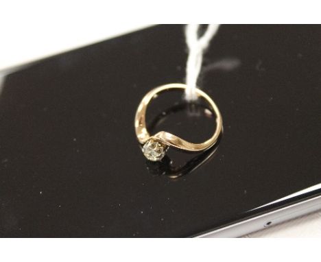 A solitaire diamond ring in yellow metal. CONDITION REPORT: Good condition, approximatley .4ct.