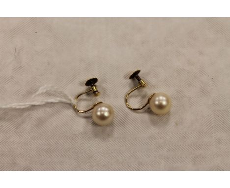 A pair of 9ct gold pearl earrings. (2) CONDITION REPORT: Good condition.