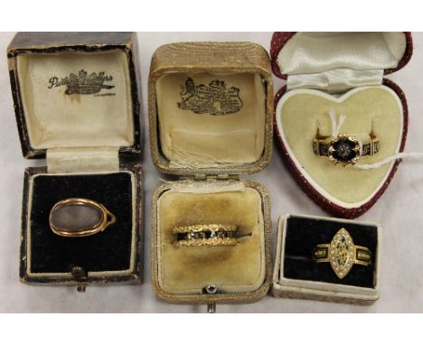 A collection of four antique mourning rings, some with inscriptions, enamel and from the Georgian and Victorian era, 16.8g gr