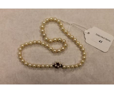 A pearl necklace with 9ct gold and amethyst clasp, length 46 cm. CONDITION REPORT: Good condition, requires some cleaning.