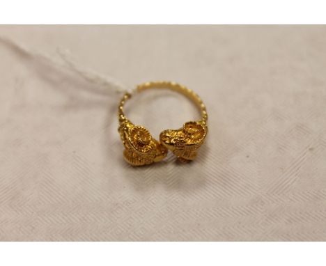 An 18ct gold ring modelled as two ram's heads, 4.6g. CONDITION REPORT: Good condition.