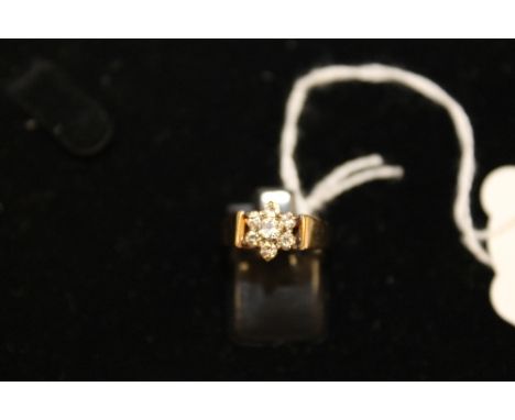 An 18ct gold diamond cluster ring. CONDITION REPORT: Good condition.