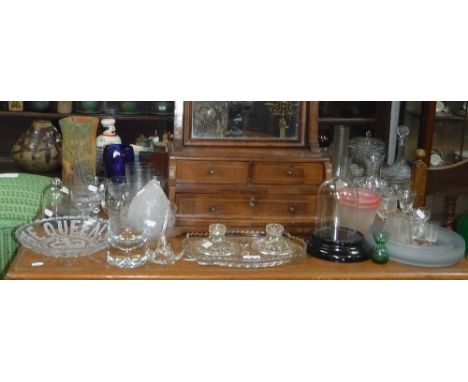AN EDWARDIAN SPIRAL DECORATED GLASS LAMP SHADE  and a collection of similar glassware