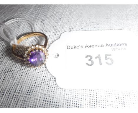 AN AMETHYST AND CLEAR STONE DRESS RING, on an 18ct yellow gold shank