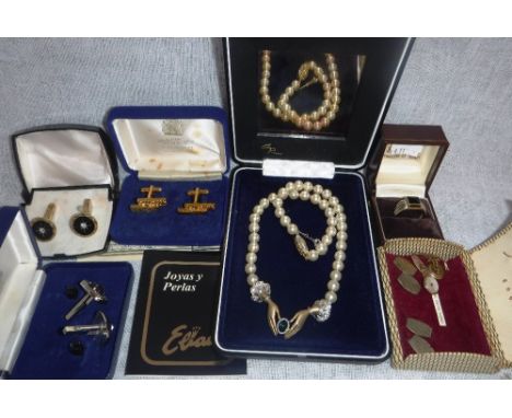 A GENT'S 9CT GOLD DRESS RING, A COLLECTION OF GENTLEMAN'S CUFFLINKS in fitted presentation cases and a Perlas Bliaua costume 