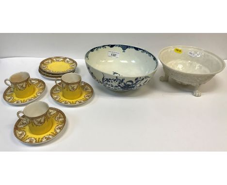 An 18th Century Worcester blue and white "Peony" pattern bowl, bearing underglazed blue "W" mark to base, 20.3 cm diameter, a